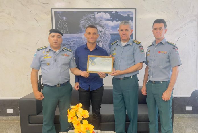Comando da PMMS recebe visita do cantor e compositor Lucas Hipólito