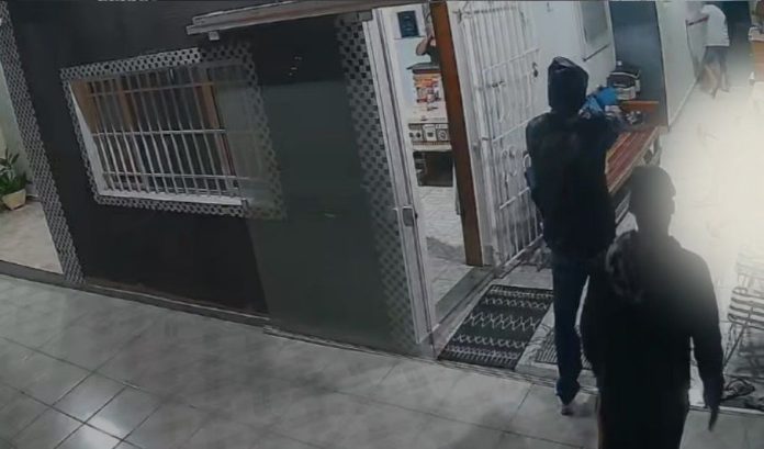 Ladrões pulam muro para assaltar casa e matam turista no litoral de SP