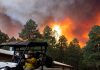 Incêndios florestais no Novo México deixam um morto e milhares de deslocados