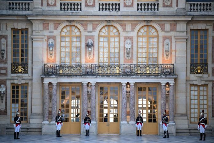 Banquetes de Estado luxuosos de Macron deixam presidência no vermelho, diz auditor