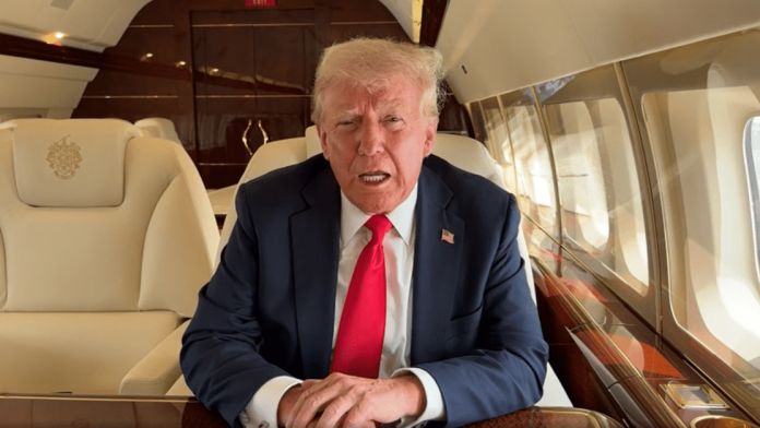 Avião de Trump troca rota após problema mecânico, diz fonte