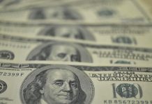 Dólar sobe para R$ 5,75 com tarifas de Trump e declarações de Haddad