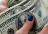 Dólar cai para R$ 5,60, e bolsa fecha em máxima histórica